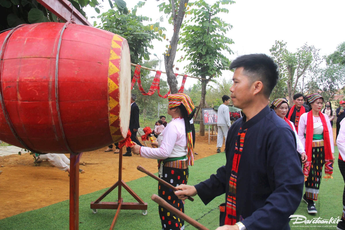 Đồng bào dân tộc Thái biểu diễn nhạc cụ truyền thống trong lễ hội. Ảnh: Phạm Sỹ.