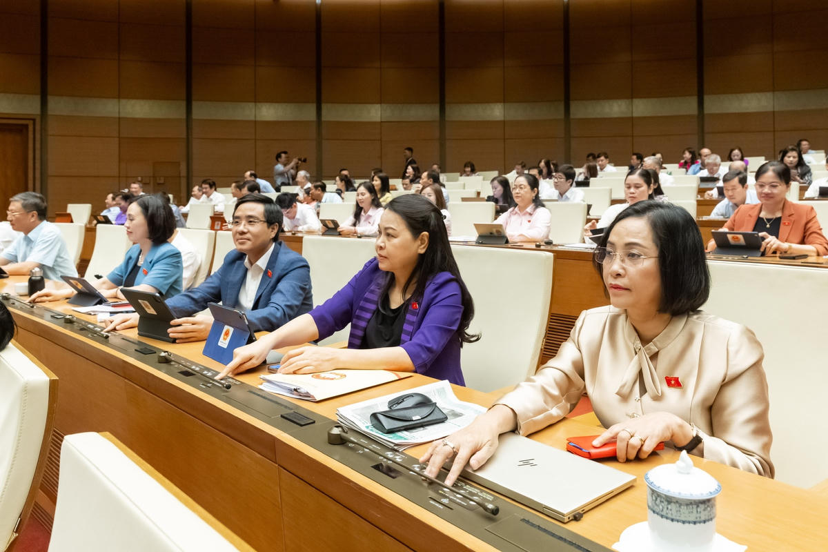 Phó Chủ tịch - Tổng Thư ký UBTƯ MTTQ Việt Nam Nguyễn Thị Thu Hà cùng các đại biểu tại phiên khai mạc Kỳ họp thứ 9, Quốc hội khóa XV. Ảnh: Quang Vinh.