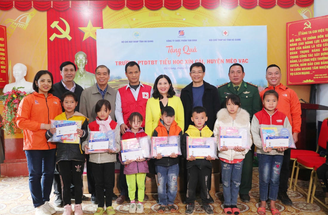 Trao học bổng, quà cho các em học sinh nghèo vượt khó.