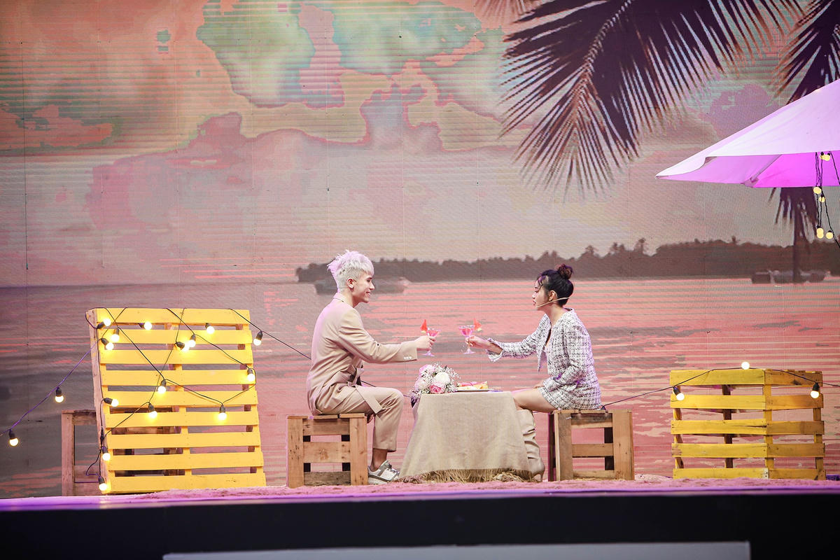 Bối cảnh tỏ tình là một bãi biển vô cùng thơ mộng. Ảnh: Perfect Universe.