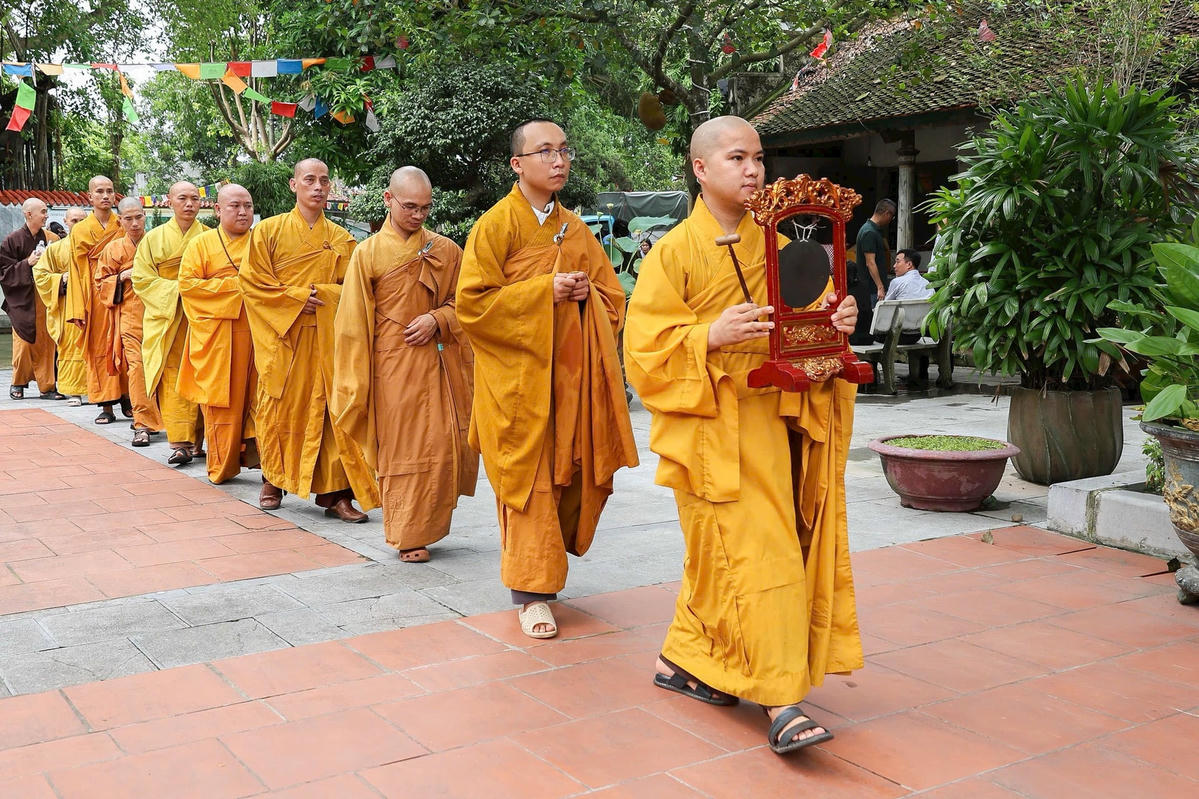 Lễ tưởng niệm và cầu nguyện quốc thái dân an diễn ra với đầy đủ các nghi thức truyền thống: tụng niệm cầu gia hộ, dâng hương tưởng niệm, khóa lễ Tam thời hệ niệm theo pháp môn Tịnh độ, đại lễ phóng sinh, cùng nghi thức cúng đăng - dâng ánh sáng tri ân đến anh linh các anh hùng liệt s và hướng về sự thanh bình, an hòa cho đất nước. Ảnh: Quang Vinh.