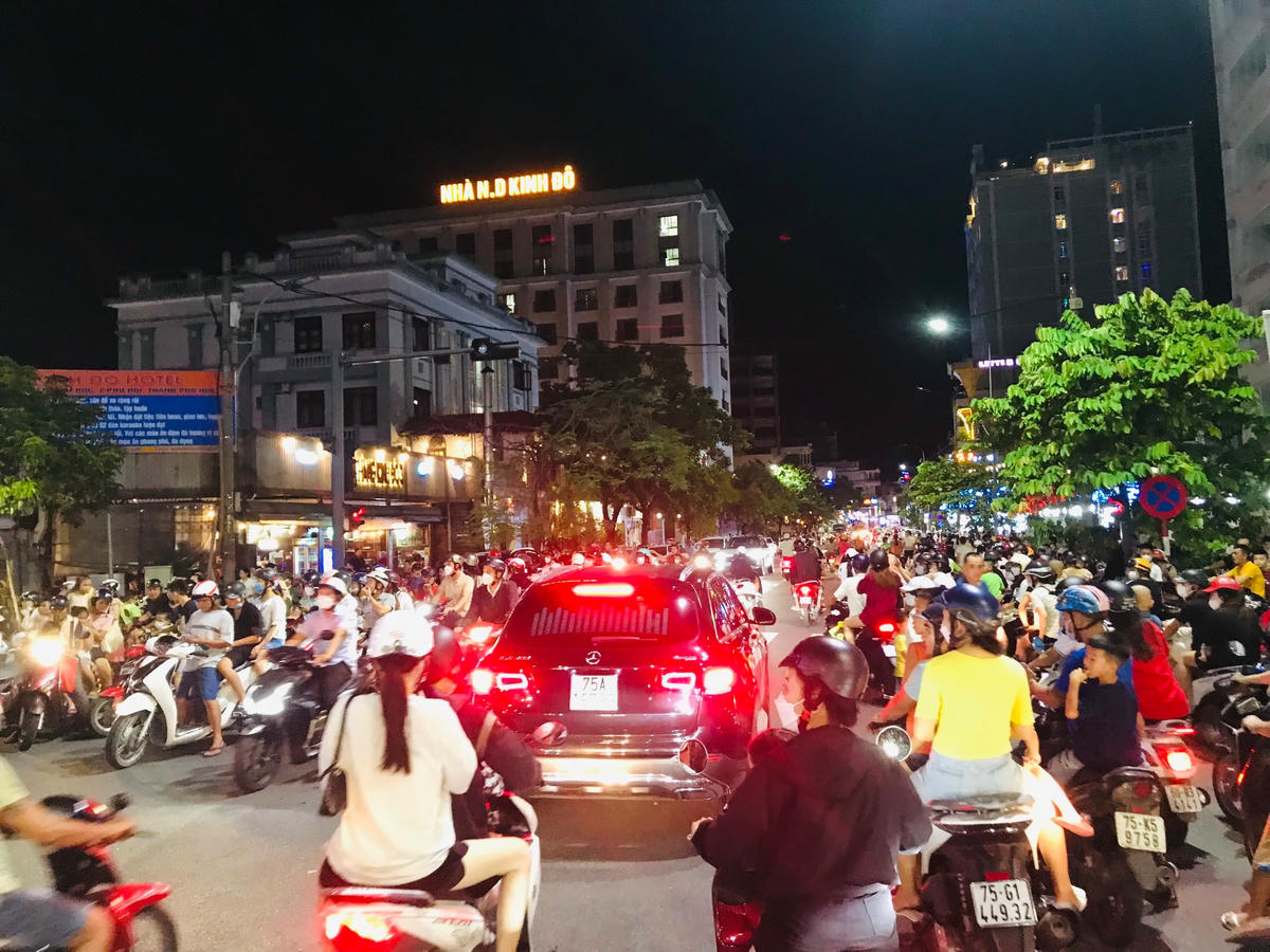 Các tuyến đường Nguyễn Thái Học, Bến Nghé, Bà Triệu… nhiều năm nay đã trở thành địa điểm quen thuộc để người dân đến xem múa lân trong dịp Tết Trung thu.