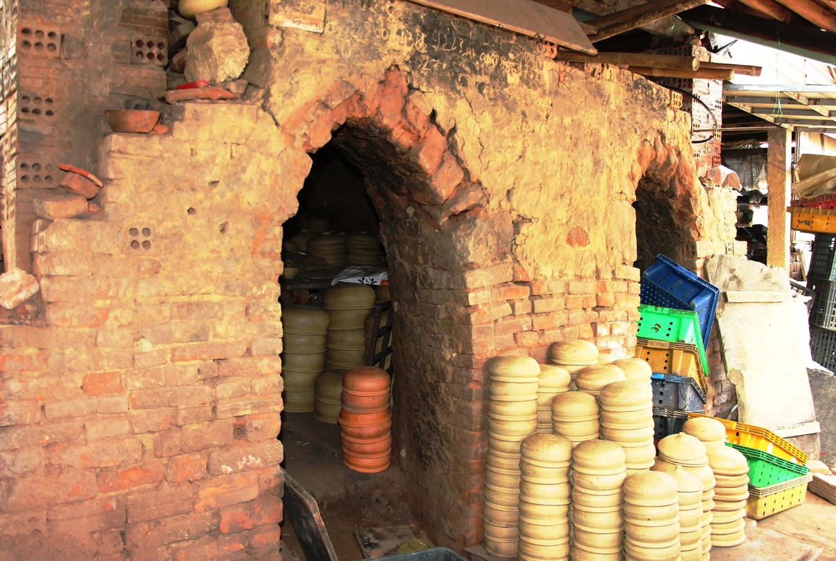 Các sản phẩm được đem vào sắp xếp trong lò để nung.