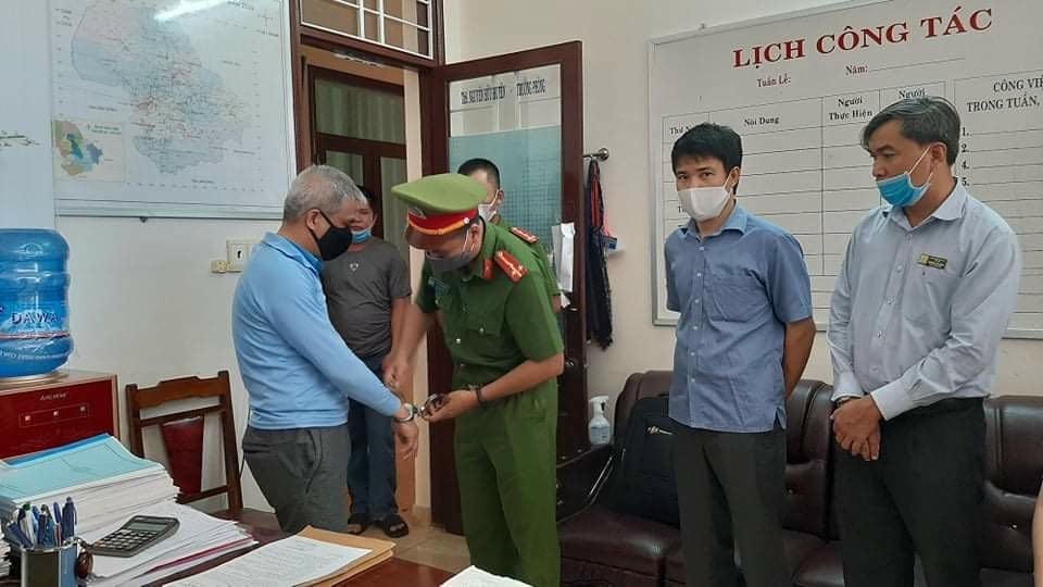 Một cán bộ Sở y tế bị Công an bắt giữ.