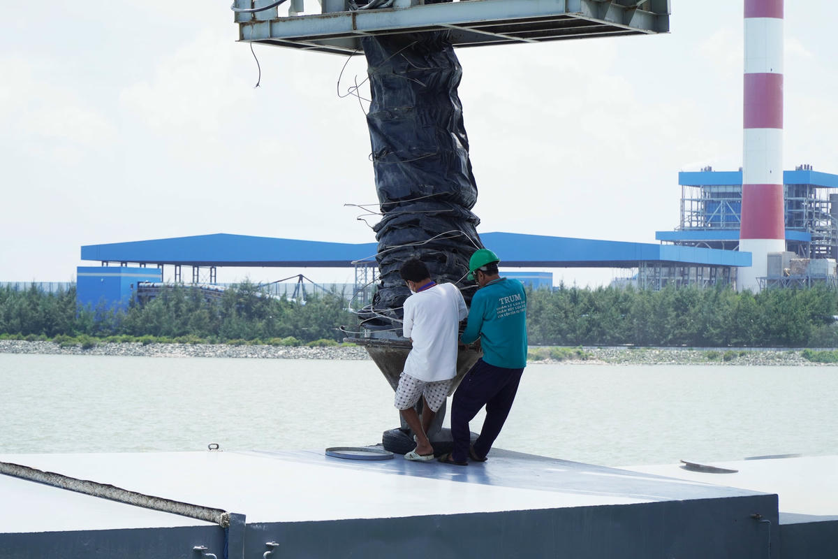 Nhà máy Nhiệt điện Duyên Hải vận chuyển tro xỉ bằng băng truyền khép kín tới xà lan.