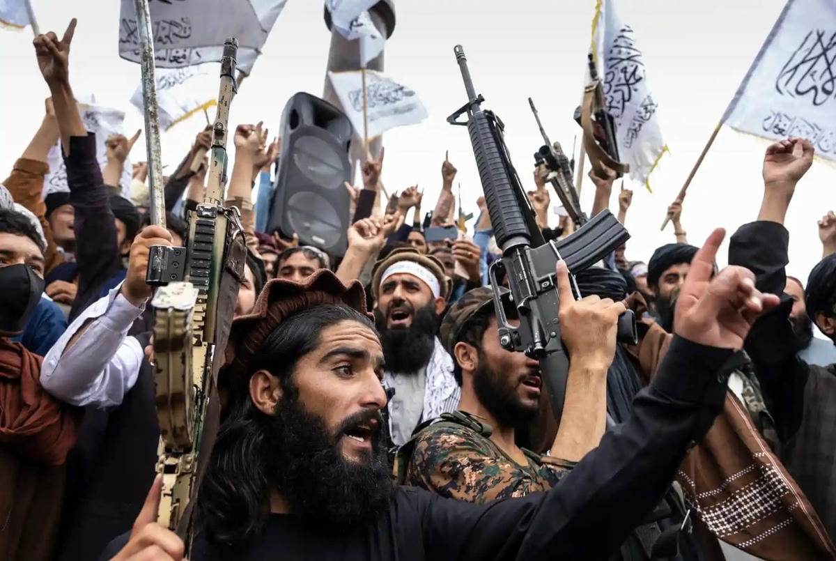 Lực lượng Taliban xuống phố trong lễ kỷ niệm một năm tiếp quản Afghanistan. Các chính phủ phương Tây đã đóng băng hàng tỷ USD tài sản của Afghanistan khi họ thúc ép Taliban thực hiện những lời hứa chưa được đáp ứng về an ninh, quản trị và nhân quyền, bao gồm cả việc cho phép tất cả trẻ em gái được đi học. Ảnh: Paula Bronstein / Getty Images.