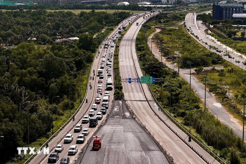 Tình trạng ùn ứ kéo dài trên cao tốc Thành phố Hồ Chí Minh-Long Thành hướng về nút giao An Phú sáng 3/9/2024. (Ảnh: Hồng Đạt/TTXVN) ttxvn_thanh pho Ho Chi Minh_Long Thanh (3).jpg