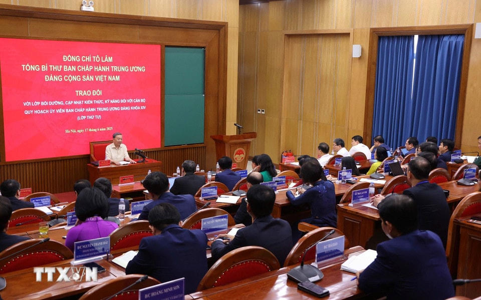 Tổng Bí thư Tô Lâm trao đổi với Lớp Bồi dưỡng cán bộ quy hoạch Ủy viên Trung ương Đảng khóa XIV (Lớp thứ tư). (Ảnh: Văn Điệp/TTXVN)