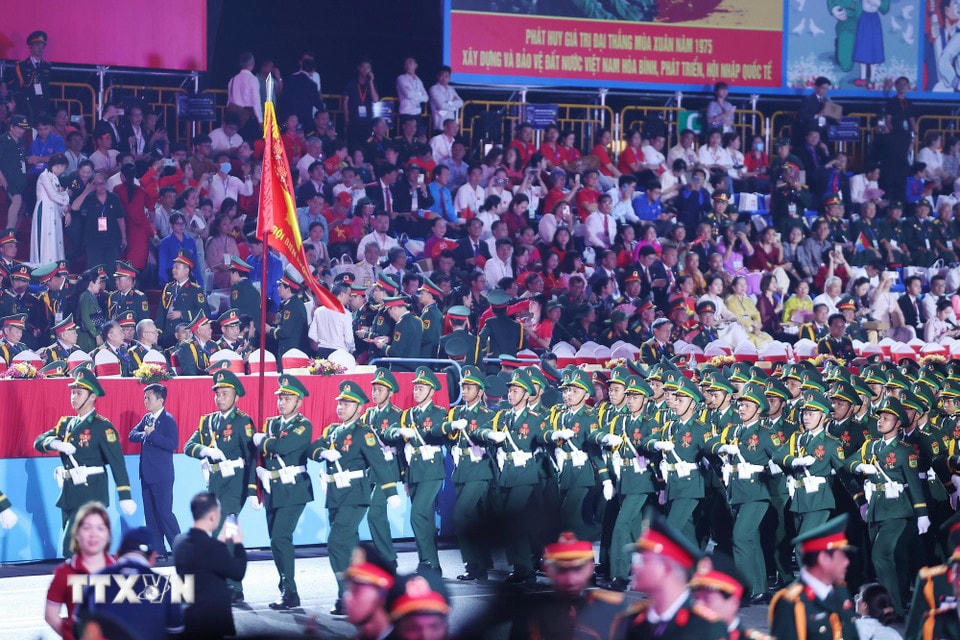 Các lực lượng lần lượt vào vị trí. (Ảnh: TTXVN)