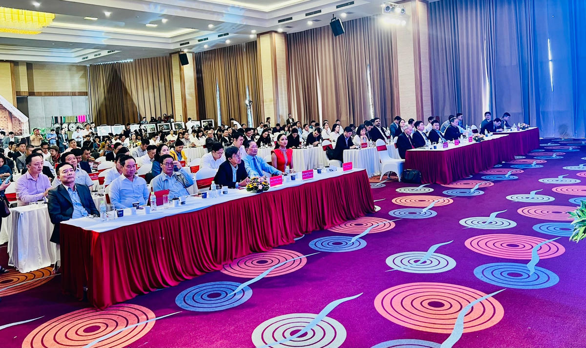 Các đại biểu về dự buổi họp báo.