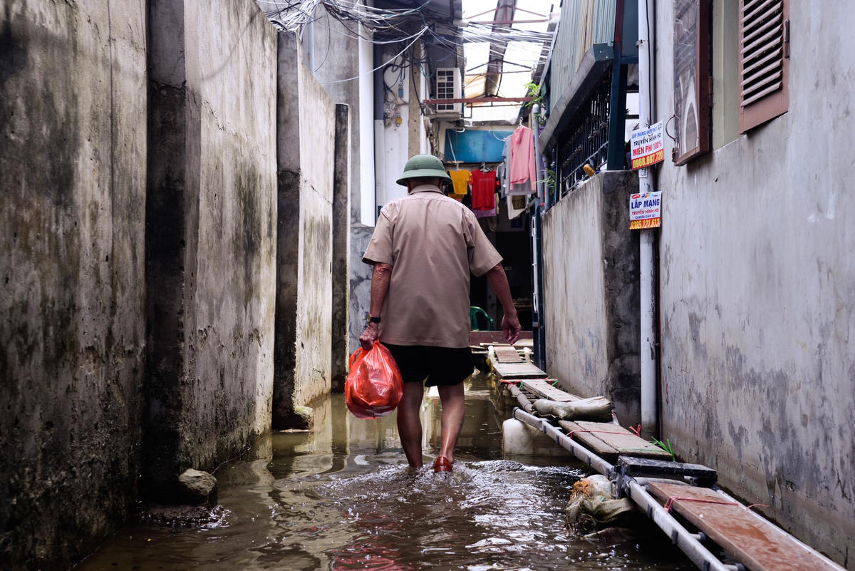 Người dân hy vọng các cấp chính quyền sẽ sớm có giải pháp cải tạo hồ Tứ Liên xây dựng hệ thống thoát nước qua đường Xuân Diệu để tình trạng ngập úng này được cải thiện.