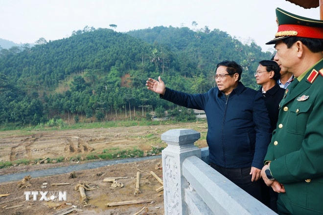 Thủ tướng Phạm Minh Chính thăm thôn Làng Nủ, nơi 67 người dân bị thiệt mạng do trận lũ. (Ảnh: Dương Giang/TTXVN) ttxvn-thu-tuong-pham-minh-chinh-du-le-khanh-thanh-du-an-tai-thiet-thon-lang-nu-22-10.jpg