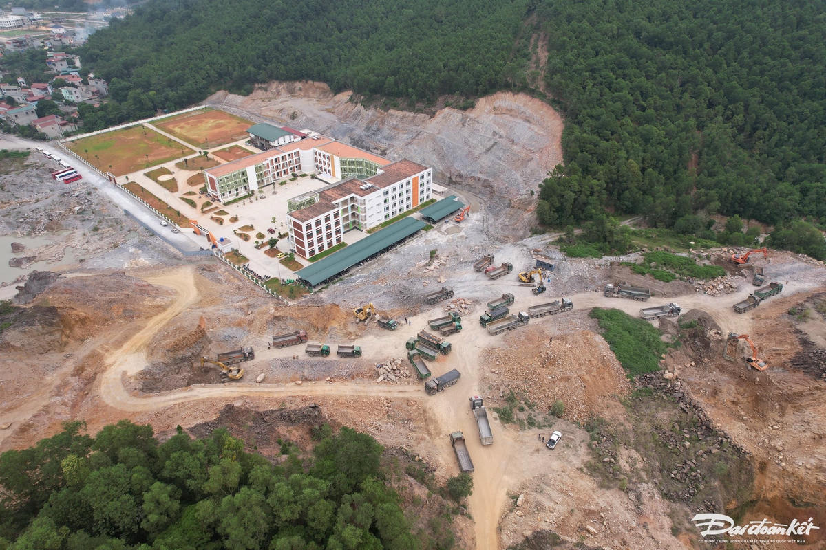 Thời gian gần đây, trên địa bàn huyện Hà Trung, Hậu Lộc, xuất hiện nhiều điểm khai thác khoáng sản vừa được UBND tỉnh Thanh Hóa cấp phép với trữ lượng rất lớn. Ảnh