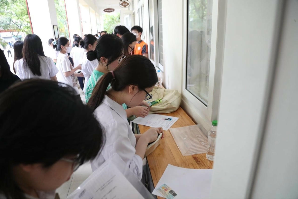Thí sinh dự thi lớp 10 năm học 2024-2025 tại Hà Nội. Ảnh: Lê Khánh.