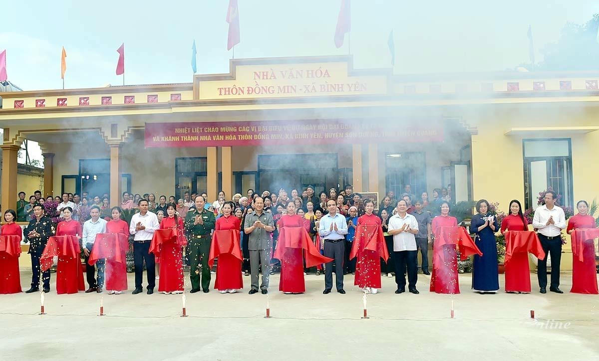 Ông Chẩu Văn Lâm, Ủy viên BCH Trung ương Đảng, Bí thư Tỉnh ủy, Trưởng đoàn Đại biểu Quốc hội tỉnh Tuyên Quang và Thượng tướng Bế Xuân Trường, Chủ tịch Hội Cựu chiến binh Việt Nam, lãnh đạo Tổng Cục công nghiệp Quốc phòng cắt băng khánh thành Nhà văn hóa thôn Đồng Min, xã Bình Yên, Sơn Dương.