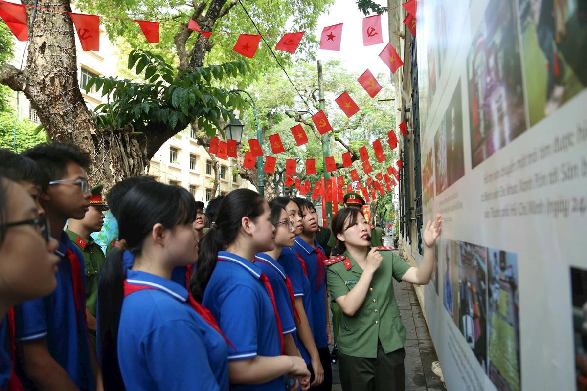 Ngoài ra, khu vực trưng bày tư liệu, hình ảnh về quá trình hoạt động và cống hiến của Công an Thủ đô cũng thu hút nhiều học sinh và người dân đến tham quan.