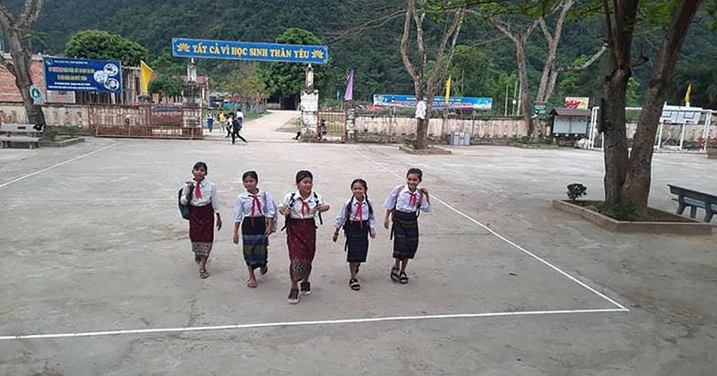 Niềm vui đến trường của học sinh Trường Phổ thông dân tộc bán trú TH&THCS Hướng Lvu.