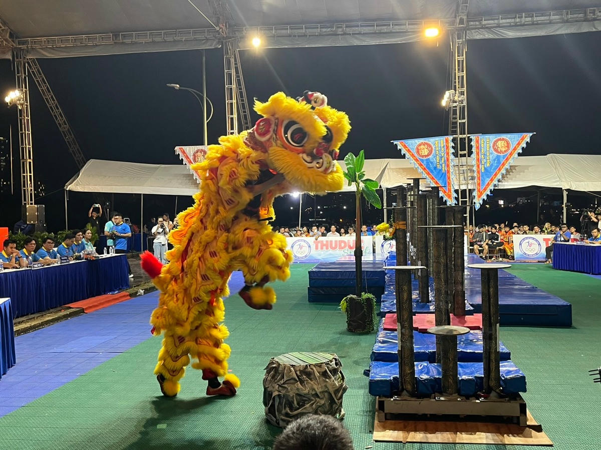 Các đội lân sư rồng tham gia trình diễn tại giải.