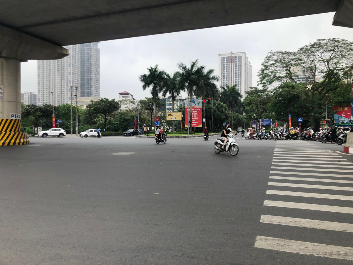 Xe máy phóng vèo vèo bất chấp biển cấm và cán bộ hướng dẫn.