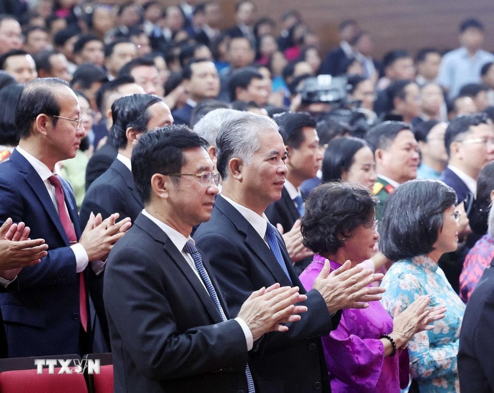 Các đại biểu dự lễ công bố Nghị quyết sáp nhập đơn vị hành chính tại Thành phố Hồ Chí Minh. (Ảnh: Thống Nhất/ TTXVN)
