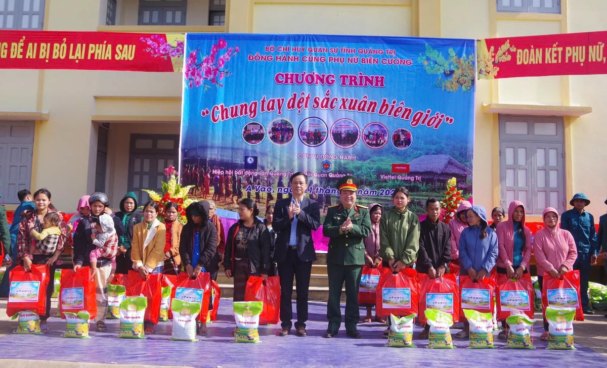 Các đại biểu trao quà cho các gia đình có hoàn cảnh trên địa bàn xã A Vao. Ảnh: BCHQS.