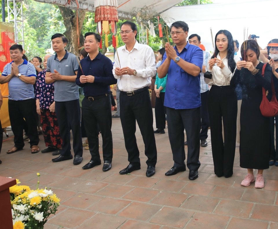 Đoàn công tác do Phó Chủ tịch Thường trực Ủy ban MTTQ Việt Nam TP Hà Nội Nguyễn Sỹ Trường và Phó Chủ tịch Thường trực Ủy ban MTTQ Việt Nam TP Hồ Chí Minh Nguyễn Thành Trung chủ trì đến tưởng niệm các nạn nhân tử vong trong vụ hỏa hoạn tại phường Khương Đình, quận Thanh Xuân.