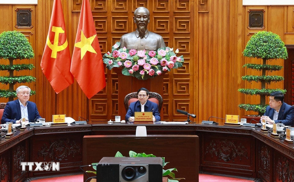 Thủ tướng Phạm Minh Chính chủ trì cuộc họp với các bộ, ngành để tháo gỡ khó khăn, vướng mắc các dự án. (Ảnh: Dương Giang/TTXVN)