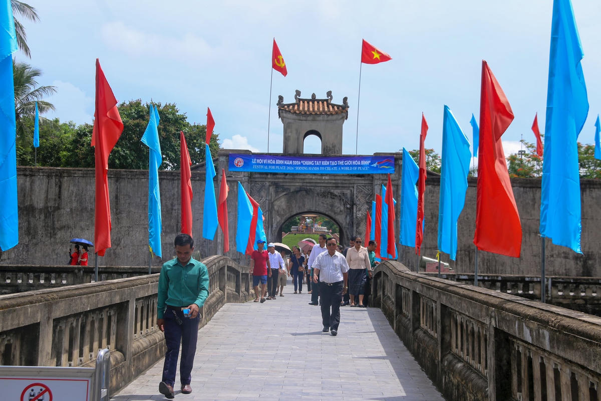 Thành Cổ Quảng Trị - một trong những địa chỉ được du khách mọi nơi lựa chọn thăm viếng khi tới Quảng Trị. Ảnh: Nghĩa Văn.