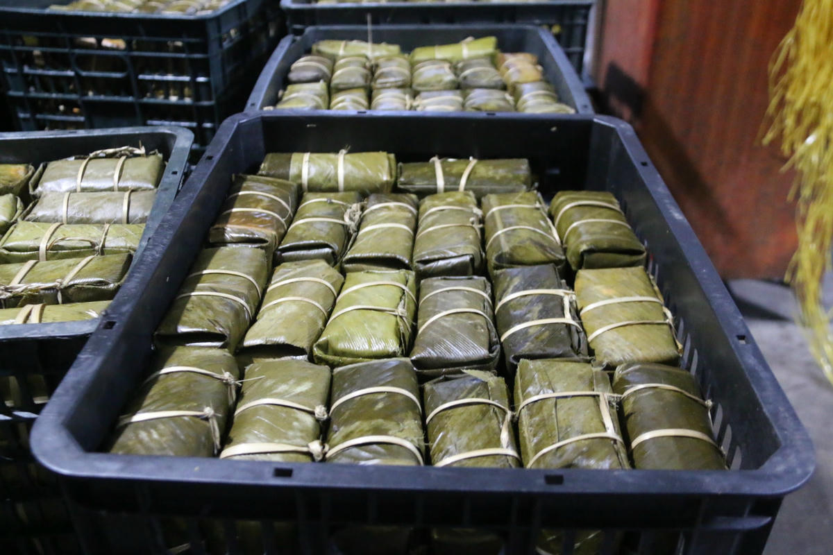 Làm khô bánh sau khi luộc chín.