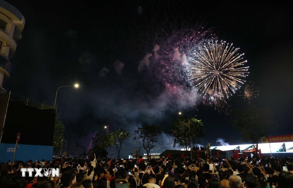 Màn pháo hoa trên bầu trời Thành phố Hồ Chí Minh. (Ảnh: Thu Hương/TTXVN)