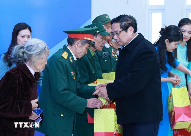 Thủ tướng Phạm Minh Chính tặng quà Tết cho các gia đình chính sách, người có công với các mạng huyện Ngọc Lặc, tỉnh Thanh Hoá. (Ảnh: Dương Giang/TTXVN) ttxvn-thu-tuong-pham-minh-chinh-chuc-tet-tai-thanh-hoa8.jpg