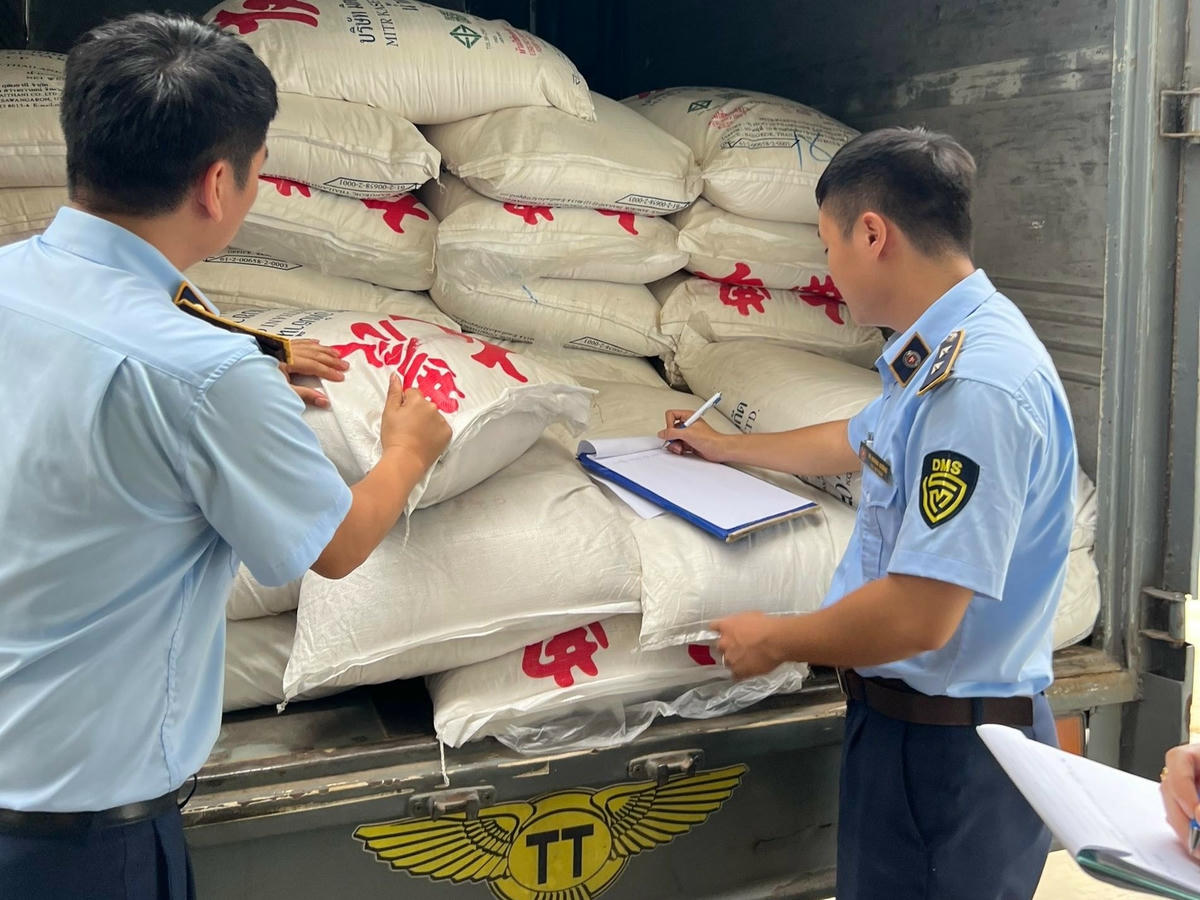 Hơn 7 tấn đường bị lực lượng chức năng thu giữ.