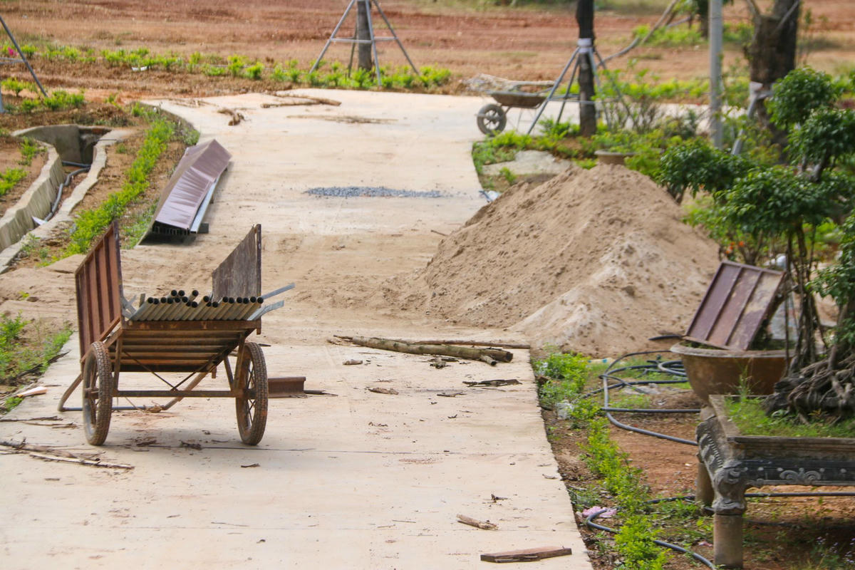 Cũng theo ông Nguyễn Văn Song, sau đó, dù chưa được sự chấp thuận của cấp có thẩm quyền nhưng ông Bùi Mạnh Dũng và bà Hoàng Thị Hương vẫn tiếp tục thi công xây dựng trái phép.
