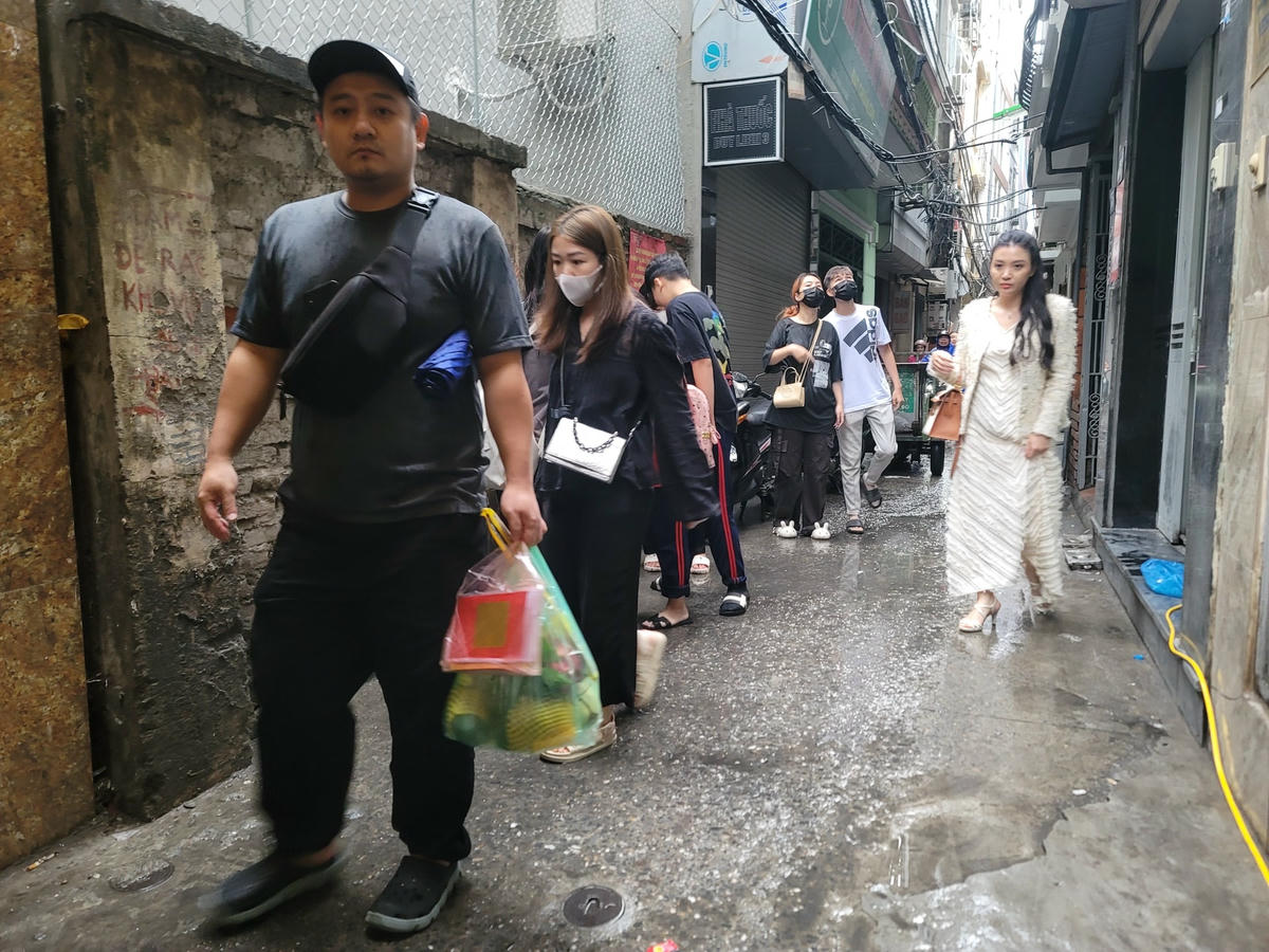 Không chỉ người dân Hà Nội, một số người ở tỉnh thành khác cũng đến chung cư mini đặt lễ tưởng niệm các nạn nhân.