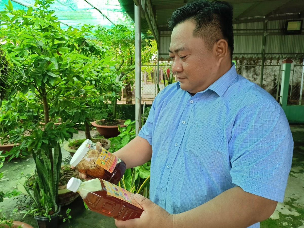 Anh Đỗ Hoài Bảo ứng dụng công nghệ số vào mua bán mật ong.