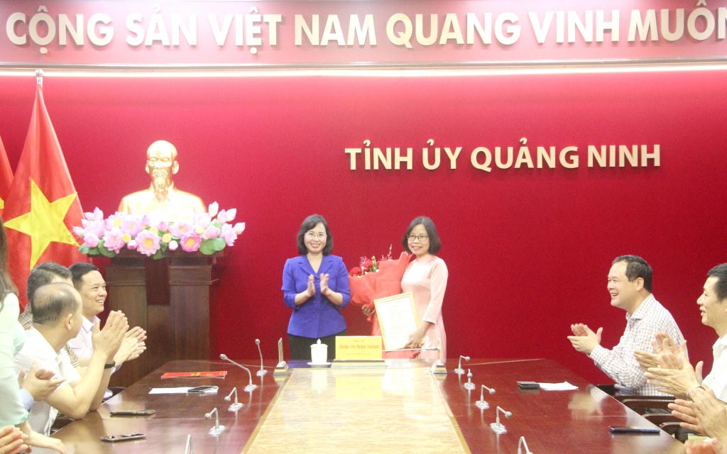i_thu_thuong_truc_tinh_uy_trao_quyet_dinh_cua_ban_thuong_vu_tinh_uy_cho_dong_chi_le_thi_thu_thuy_pho_truong_ban_noi_08414516.jpg