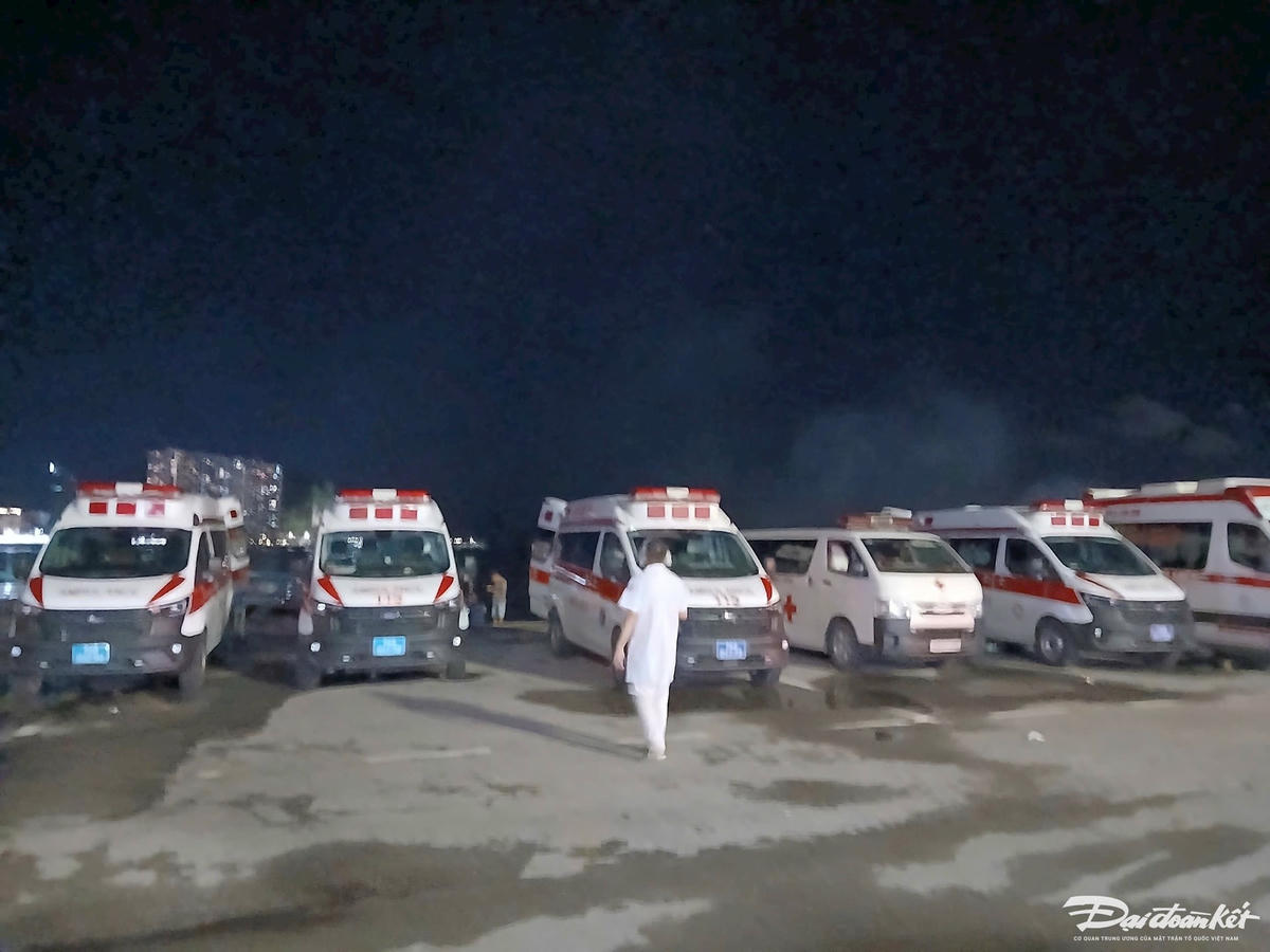 Hàng chục xe cấp cứu túc trực tại khu vực bến phà cũ (phường Bãi Cháy) chờ đón các nạn nhân. Ảnh: Nguyễn Quý.