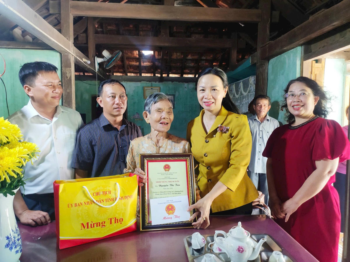 Bà Lê Bình Thanh, Chủ tịch Ủy ban Mặt trận Tổ quốc Việt Nam tỉnh Bình Định cùng đoàn công tác đến thăm, chúc thọ và tặng quà cụ Nguyễn Thị Tấn, thọ 90 tuổi ở khu phố Trường An 2, phường Hoài Thanh. Ảnh Thành Chiến