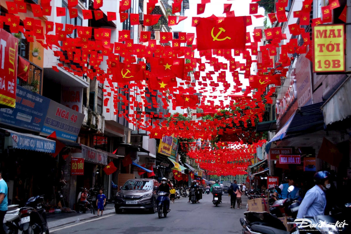 Phố Hàng Cháo rực rỡ sắc màu. Ảnh: Phạm Sỹ