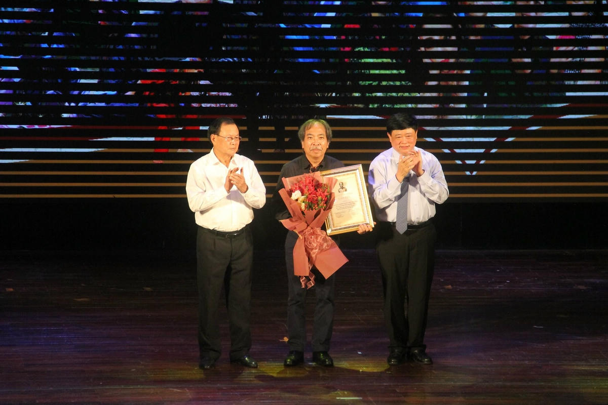 Nhà thơ Nguyễn Quang Thiều nhận giải 