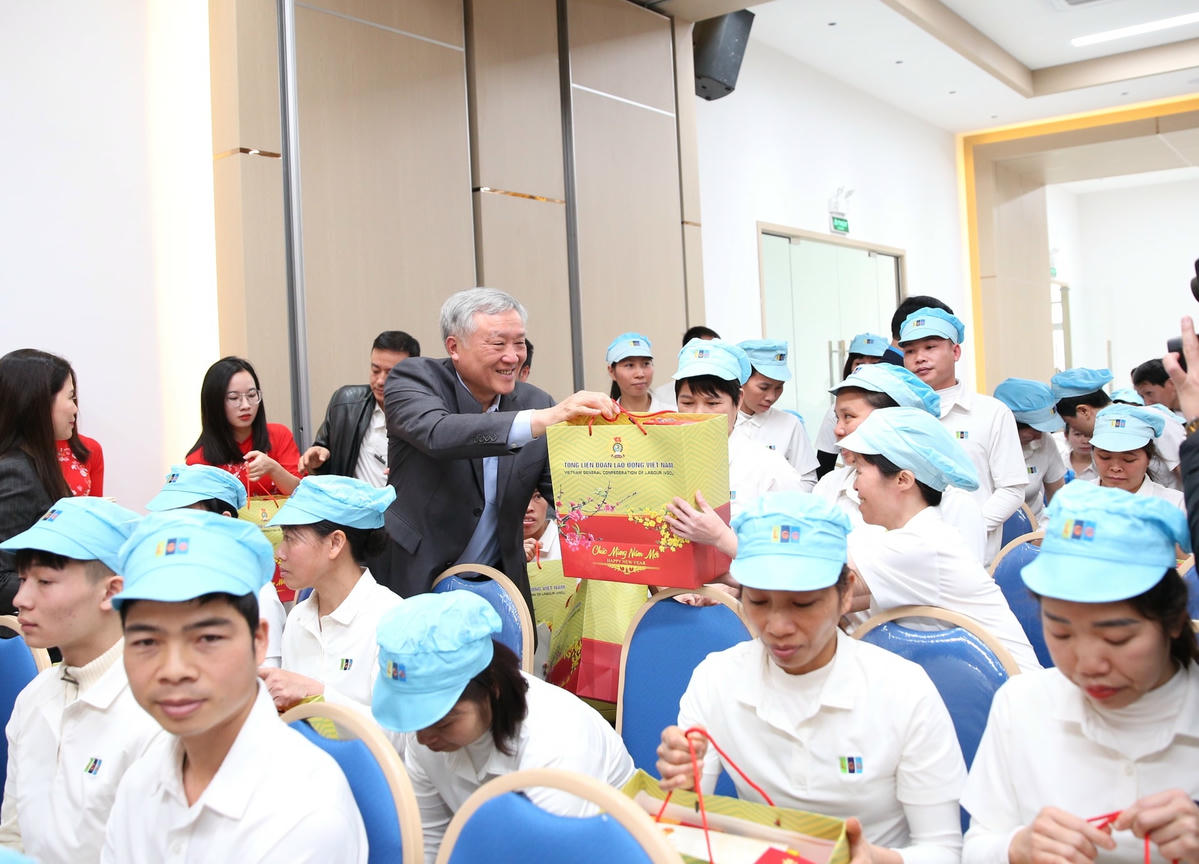 Phó Thủ tướng Thường trực Nguyễn Hòa Bình thăm, tặng quà Tết tại tỉnh Bắc Giang- Ảnh 6. Phó Thủ tướng Thường trực Nguyễn Hòa Bình thăm, tặng quà Tết tại tỉnh Bắc Giang- Ảnh 6.