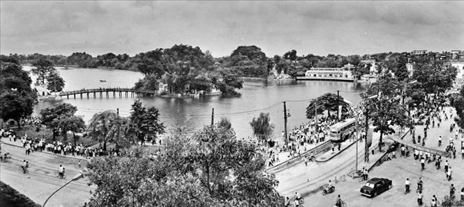 Hồ Hoàn Kiếm (Hà Nội) những năm sau giải phóng. Ảnh: TTXVN.