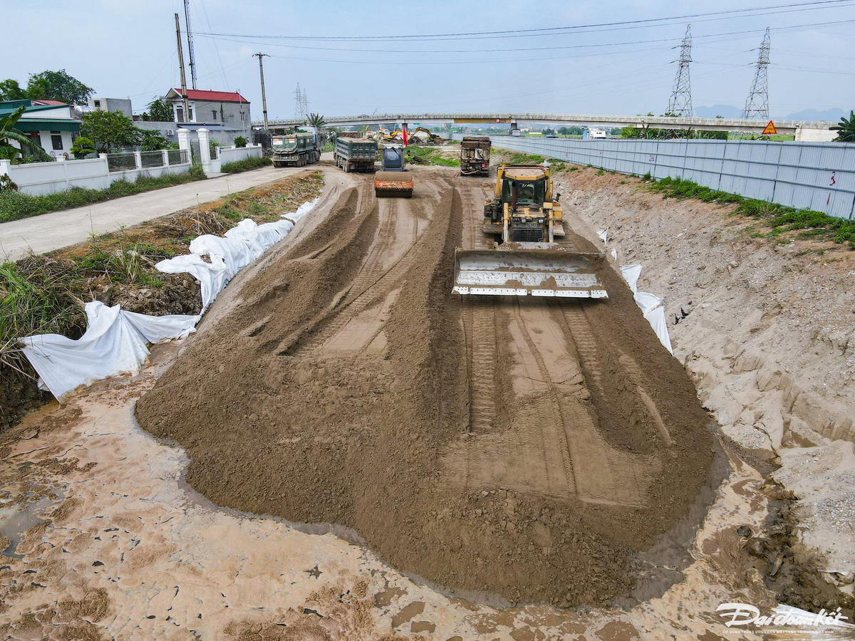 Trước đó, vào ngày 7/3/2025, UBND tỉnh Ninh Bình đã phối hợp với Bộ Xây dựng khởi công dự án mở rộng cao tốc Bắc - Nam (đoạn Cao Bồ - Mai Sơn) với chiều dài hơn 15 km, mở rộng từ 4 lên 6 làn xe, tổng mức đầu tư hơn 1.800 tỷ đồng, hoàn thành trong năm 2026. Ảnh: Đình Minh