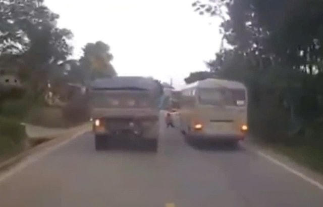 Hình ảnh bé 5 tuổi qua đường để vào nhà sau khi xuống từ xe đưa đón. Ảnh cắt từ Clip