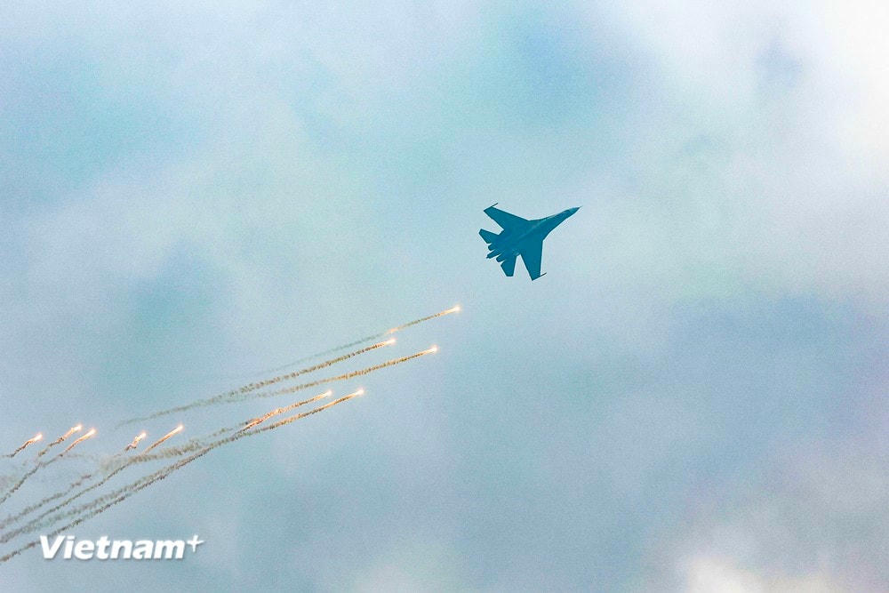 Màn trình diễn Su30-MK2 biểu diễn nhả đạn nhiễu khi diễn ra buổi khai mạc. (Ảnh: Hoài Nam/Vietnam+) vnp_9.jpg