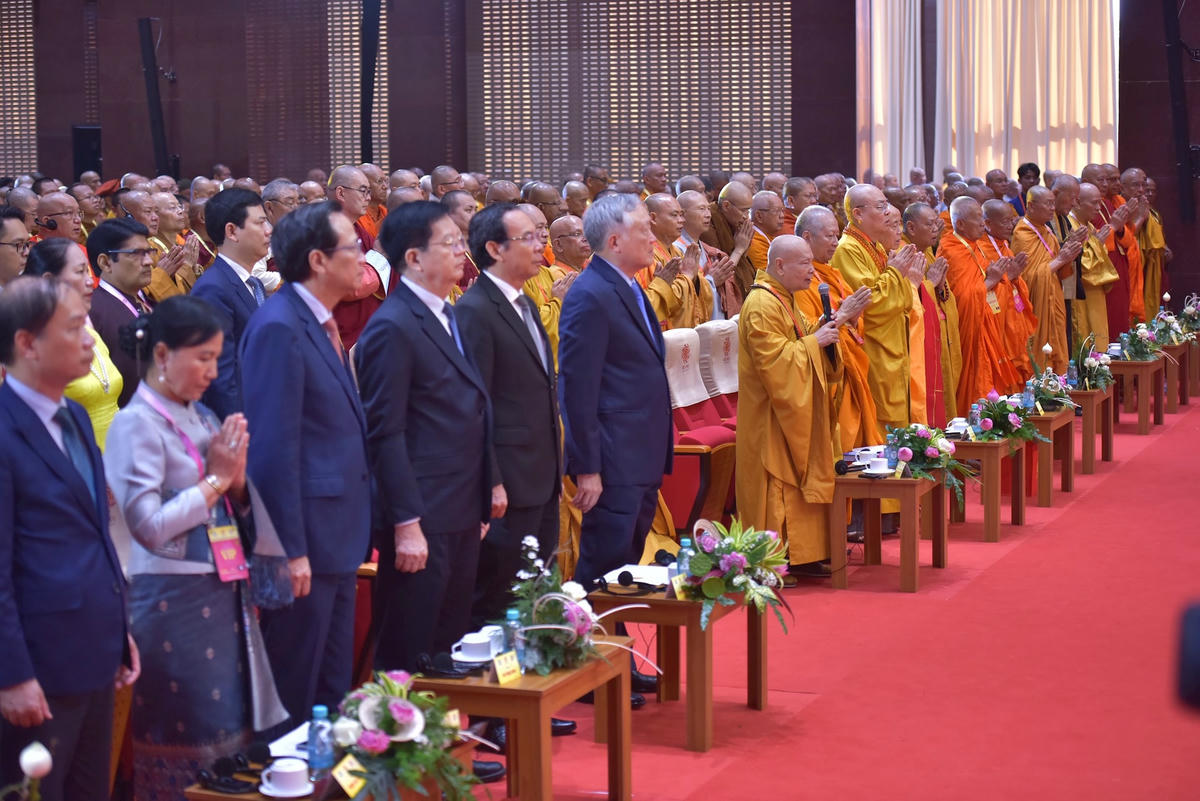 Các đại biểu niệm Phật cầu hòa bình thế giới. (Ảnh BCT) (2)