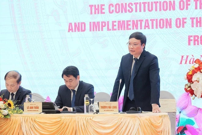 Thứ trưởng Bộ Nội vụ Trương Hải Long trả lời câu hỏi của các cơ quan báo chí trong và ngoài nước. (Ảnh: An Đăng/TTXVN) vna-potal-hop-bao-quoc-te-ve-viec-sua-doi-bo-sung-hien-phap-8096310.jpg