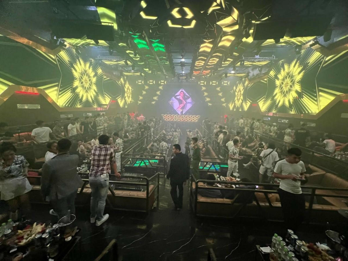 Công an quận Tân Phú khám xét và phát hiện hàng chục người dương tính với ma túy.