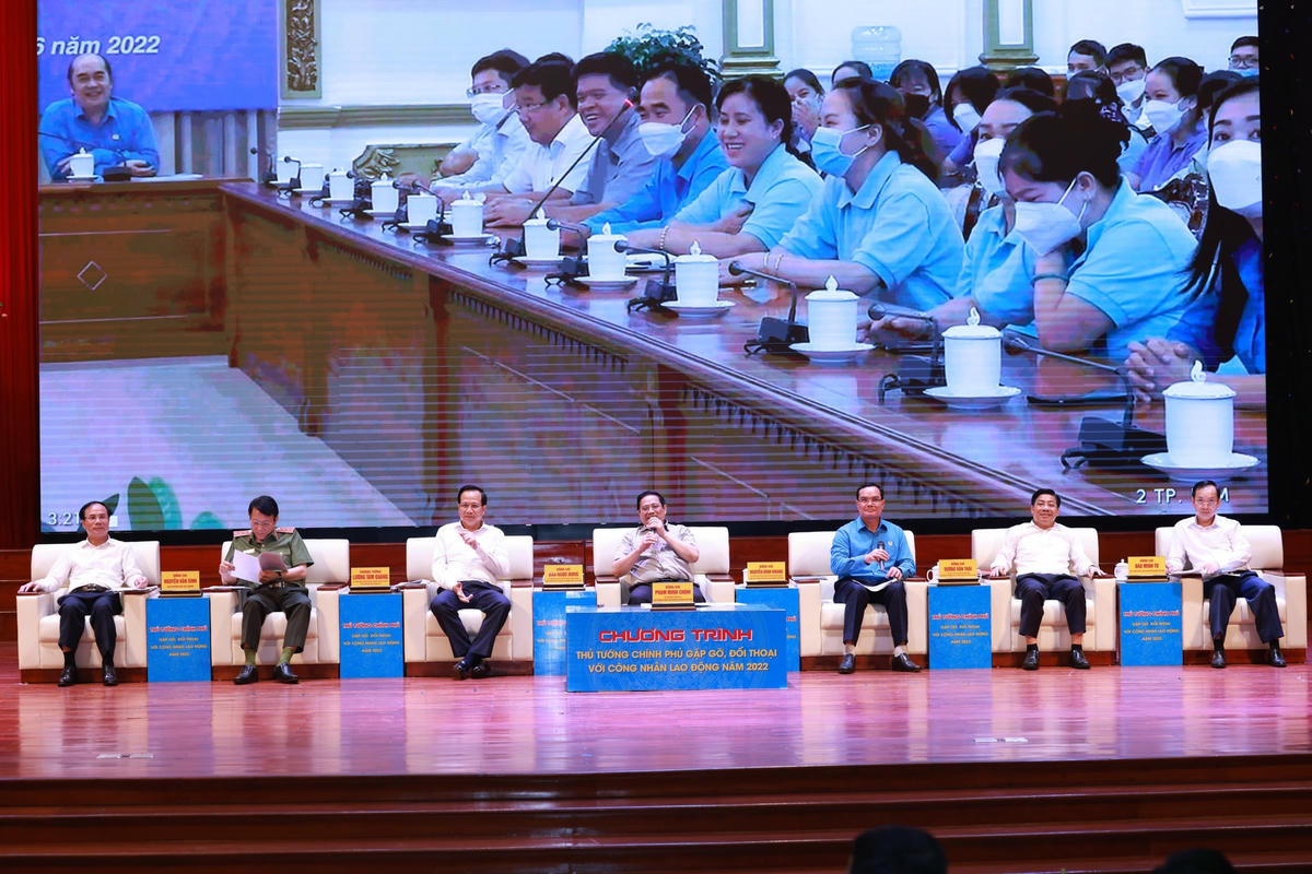 Quang cảnh buổi đối thoại với Thủ tướng Chính phủ.