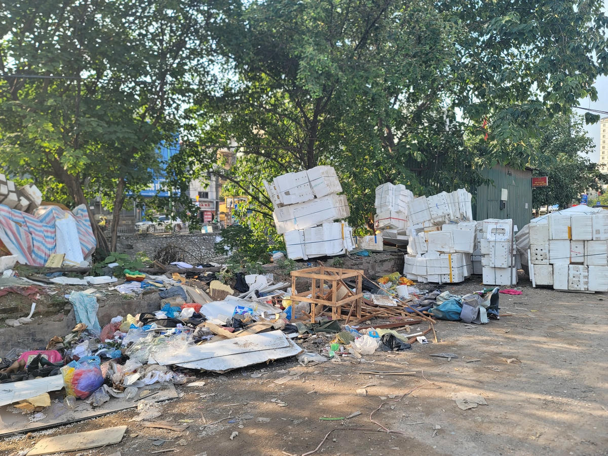 Khoảng 500m của phố Nguyễn Cảnh Dị - từ khu chung cư Smile Building tới khu vực cầu Định Công 